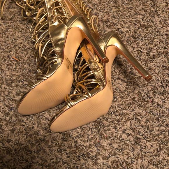 NEW Liliana Knee High Gold Gladiator Sandal Heels - Picture 3 of 4